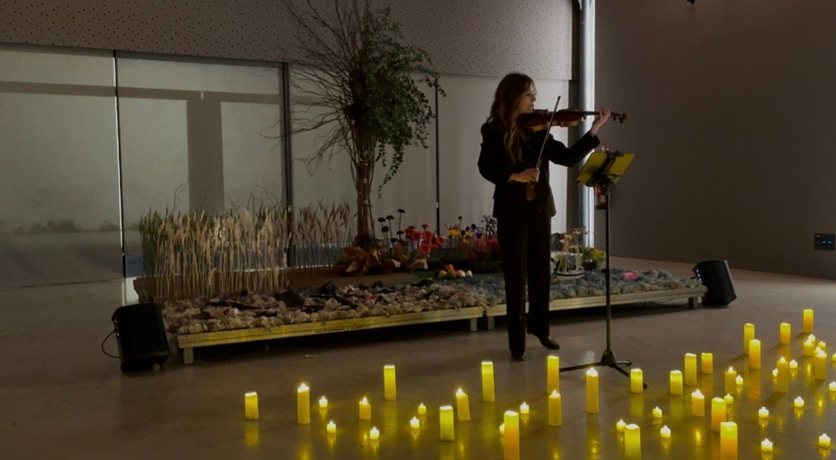 Laura Gallego en un concierto Candlelight, rodeada de velas